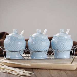 Špeciálna ponuka Keramická sada koreniacich pohárov s tromi dielmi Kovová polica Sada kuchynských koreniacich pohárov Viacfarebná soľnička Sada kuchynských dóz