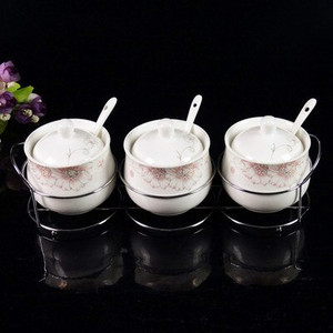 Špeciálna ponuka Keramická sada koreniacich pohárov s tromi dielmi Kovová polica Sada kuchynských koreniacich pohárov Viacfarebná soľnička Sada kuchynských dóz