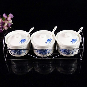 Špeciálna ponuka Keramická sada koreniacich pohárov s tromi dielmi Kovová polica Sada kuchynských koreniacich pohárov Viacfarebná soľnička Sada kuchynských dóz