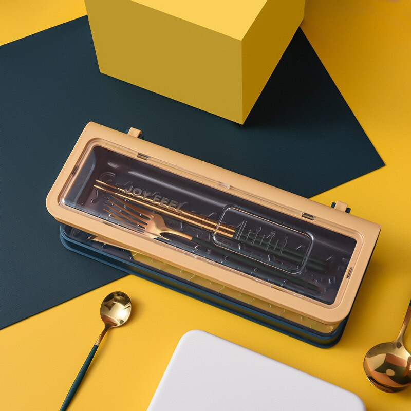 Priehľadná soľnička a korenička so štyrmi mriežkami, sada korenia na korenie v severskej kuchyni, úložný box na korenie