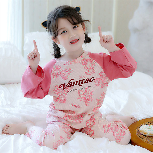 Nový model detskej blúzky a spodného dielu pyžama pre dievčatá