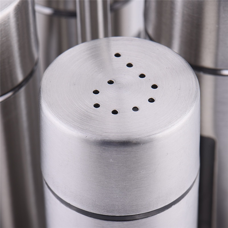 1 sada koreníc, koreničiek, cukru, soli, plechoviek na korenie, olejovej fľaše z nehrdzavejúcej ocele, úložného priestoru na korenie, kuchynského náradia na varenie a grilovanie