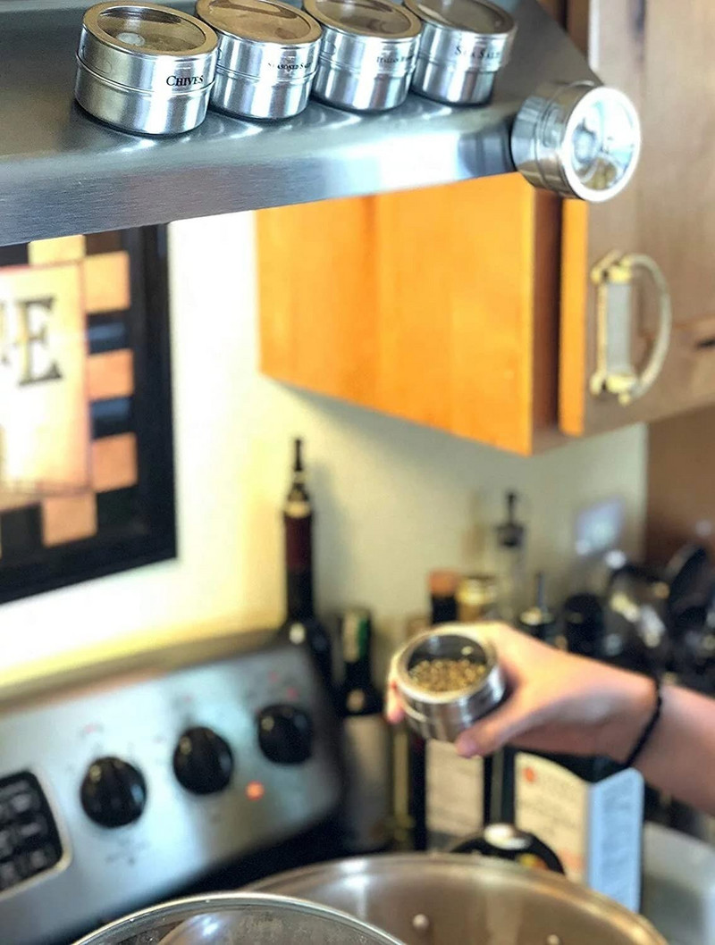 Sada 6 ks/9 ks/12 ks magnetických dóz na koreničky z nehrdzavejúcej ocele s etiketami na koreničky a perovými organizérmi na korenie s viečkom v trepačke.