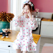 Pamučna spavaćica s čipkom i kovrčama