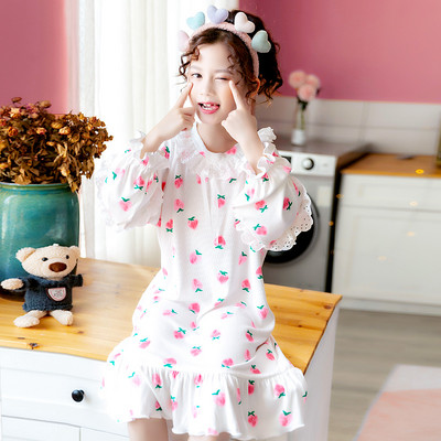 Pamučna spavaćica s čipkom i kovrčama