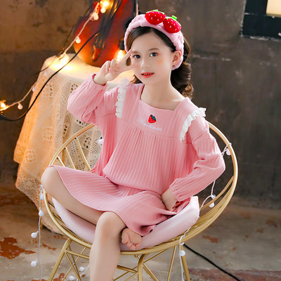 Pamučna spavaćica s čipkom i kovrčama