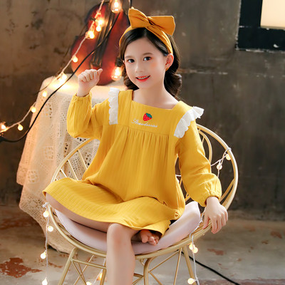 Pamučna spavaćica s čipkom i kovrčama