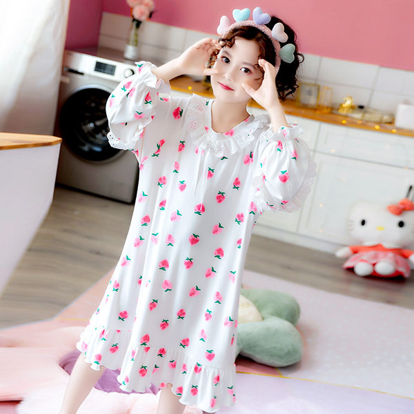 Pamučna spavaćica s čipkom i kovrčama