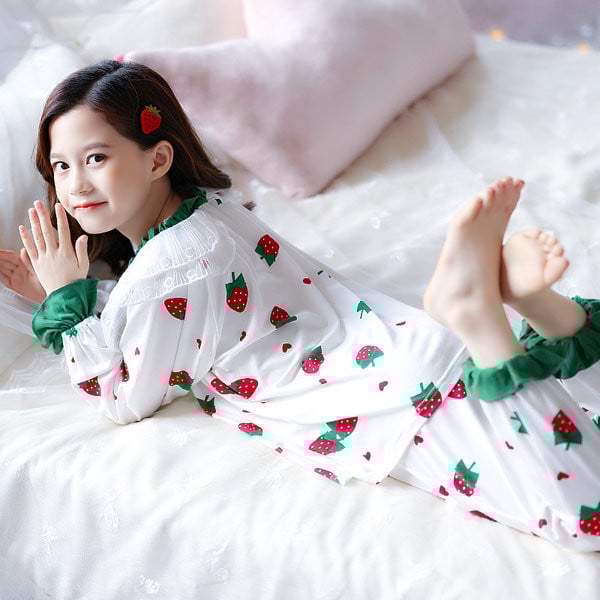 Nový model detského pyžama z blúzky s dlhým rukávom a nohavíc