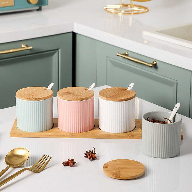 Sada keramických koreniacich pohárov, koreniacich boxov, fľaštičiek na korenie, soľničky, koreničky a kuchynských potrieb