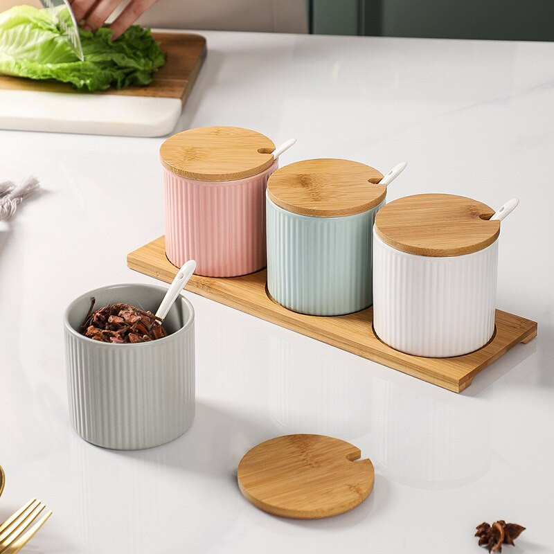 Sada keramických koreniacich pohárov, koreniacich boxov, fľaštičiek na korenie, soľničky, koreničky a kuchynských potrieb