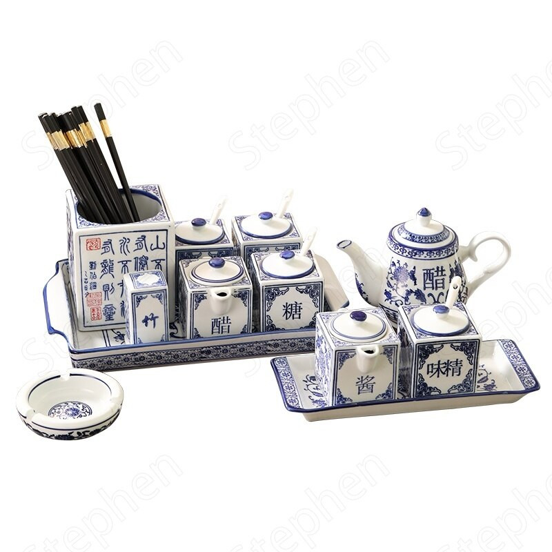 Sada modrých a bielych keramických dóz, kuchynské čínske vintage korenie, soľ, cukor, glutaman sodný, ocot, chilli, sójová fľaša