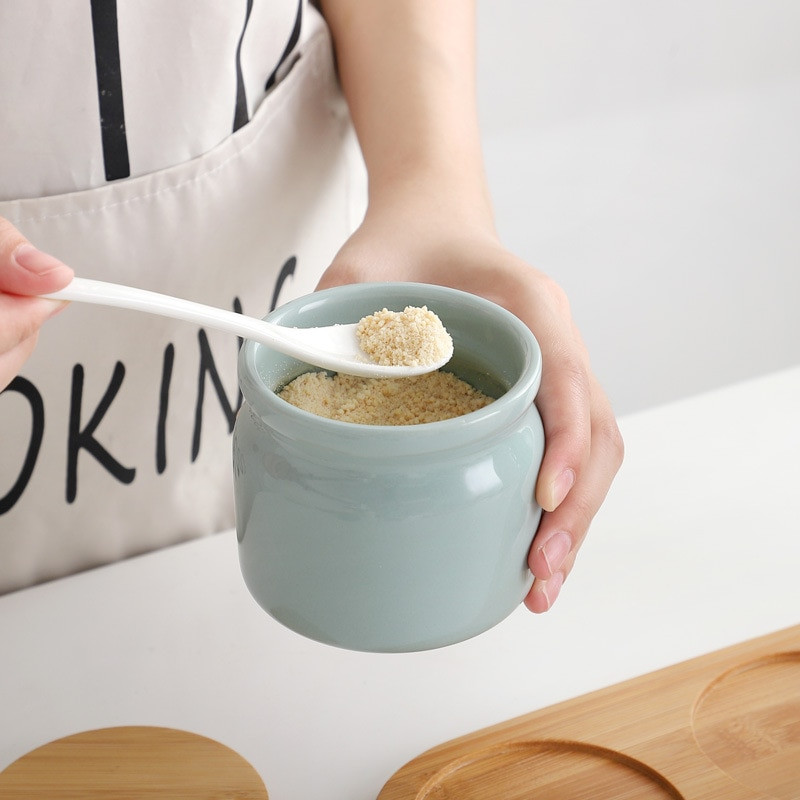 Keramický stojan na korenie, soľnička a korenička, sada fliaš na olej, kuchynské potreby pre domácnosť na skladovanie korenia s krytom