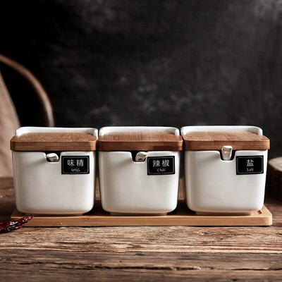 Biely porcelánový štvorcový dóziček s odklápacím vrchnákom, dózička na korenie, dózička na olej, soľnička, krabička na korenie, kuchynská krabička na čili papričky, dávkovač potravín