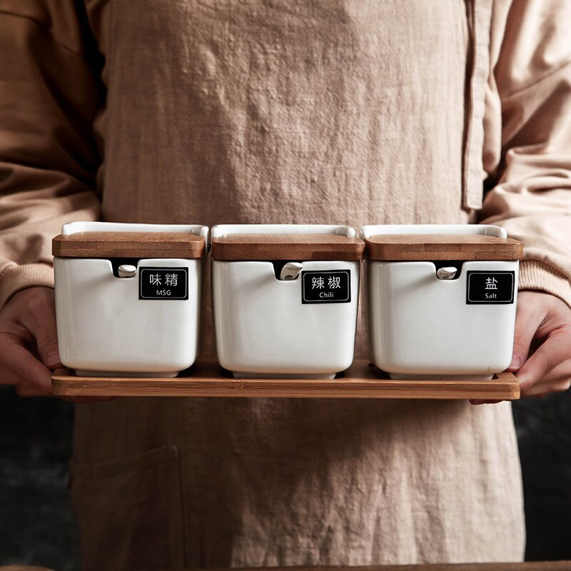 Biely porcelánový štvorcový dóziček s odklápacím vrchnákom, dózička na korenie, dózička na olej, soľnička, krabička na korenie, kuchynská krabička na čili papričky, dávkovač potravín