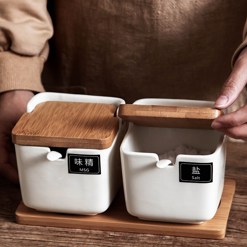 Biely porcelánový štvorcový dóziček s odklápacím vrchnákom, dózička na korenie, dózička na olej, soľnička, krabička na korenie, kuchynská krabička na čili papričky, dávkovač potravín