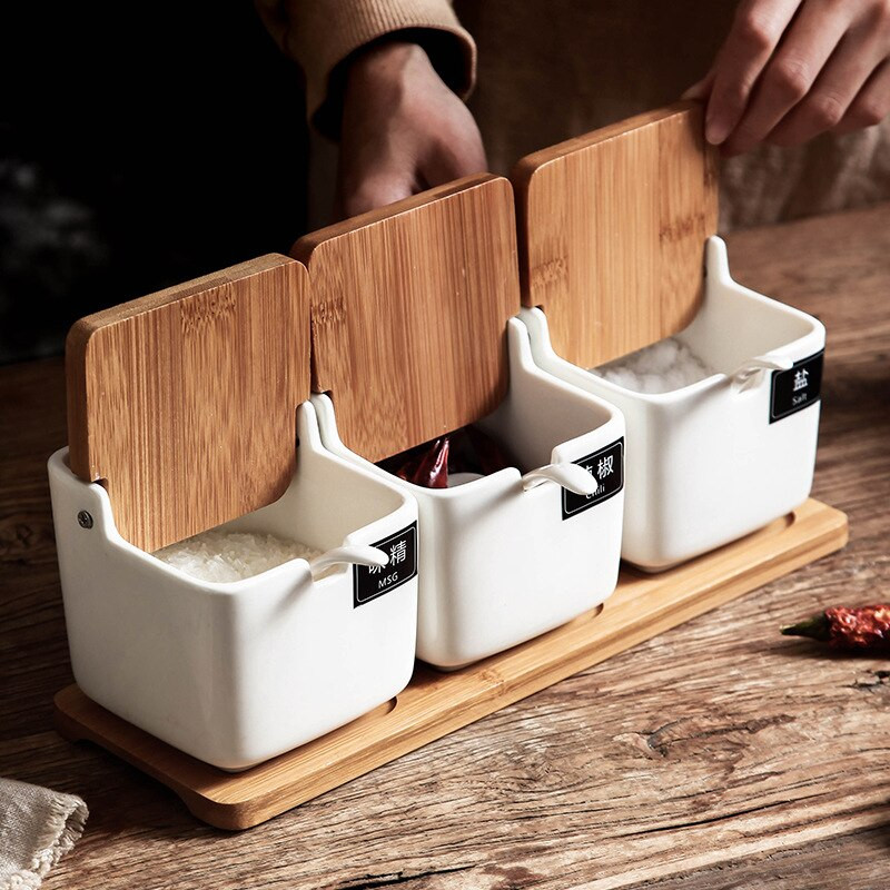 Biely porcelánový štvorcový dóziček s odklápacím vrchnákom, dózička na korenie, dózička na olej, soľnička, krabička na korenie, kuchynská krabička na čili papričky, dávkovač potravín