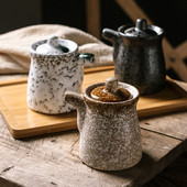 Keramická nádoba na sójovú omáčku v japonskom štýle, fľaša na olivový olej, retro dávkovač octu, trepačka, kuchynské náradie, korenie, plechovky