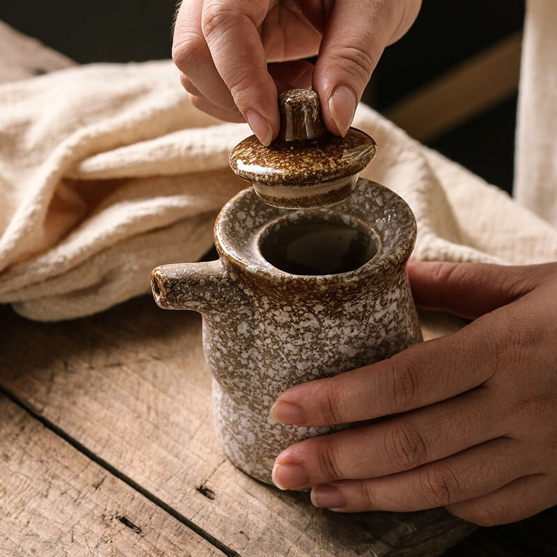 Keramická nádoba na sójovú omáčku v japonskom štýle, fľaša na olivový olej, retro dávkovač octu, trepačka, kuchynské náradie, korenie, plechovky