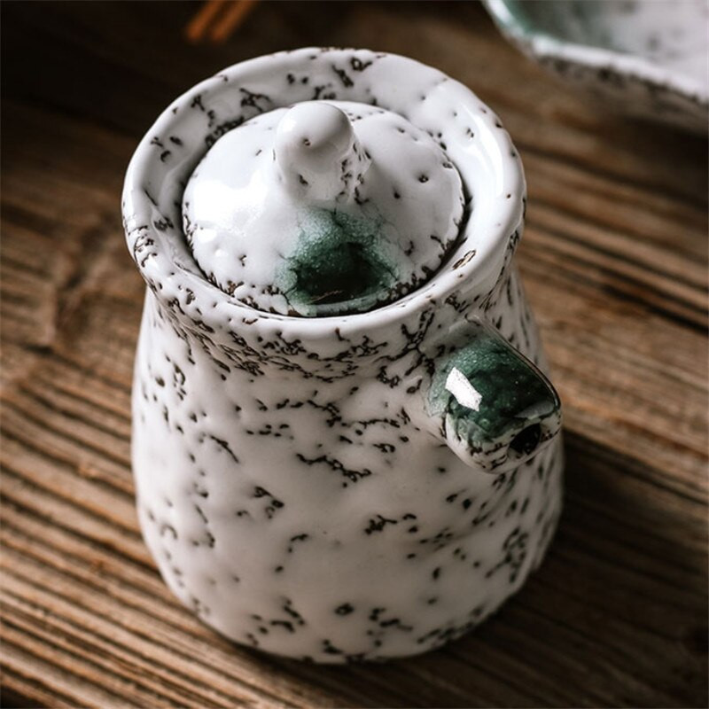 Keramická nádoba na sójovú omáčku v japonskom štýle, fľaša na olivový olej, retro dávkovač octu, trepačka, kuchynské náradie, korenie, plechovky