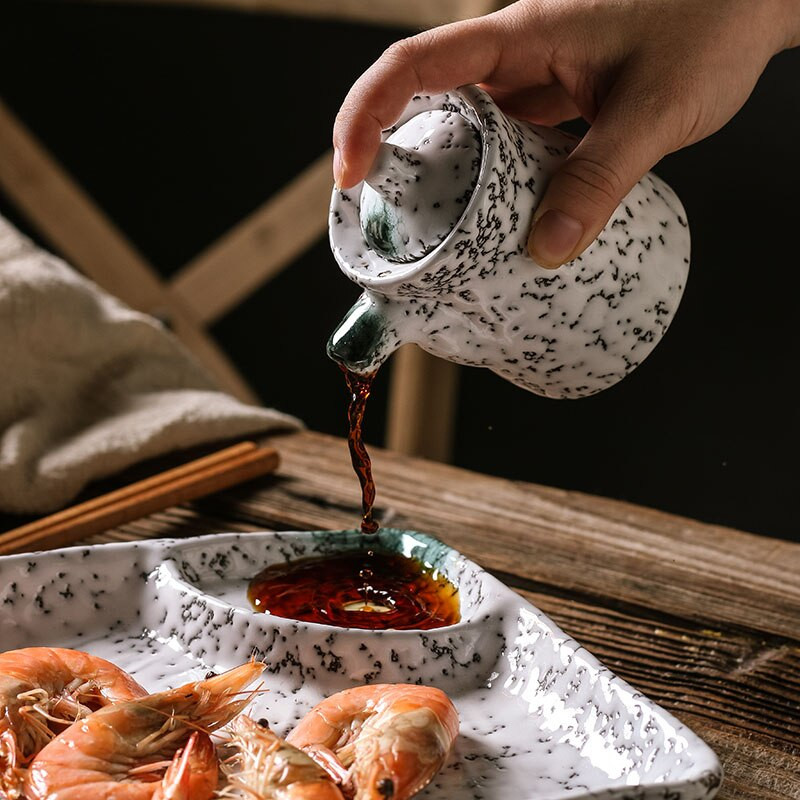 Keramická nádoba na sójovú omáčku v japonskom štýle, fľaša na olivový olej, retro dávkovač octu, trepačka, kuchynské náradie, korenie, plechovky