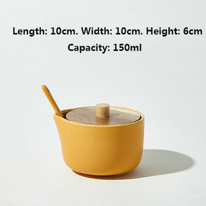 Sada koriacich pohárov Nordic, matná keramická soľnička, cukornička, kombinovaná koreniaca krabička s viečkom, kuchynské úložné fľaše, poháre