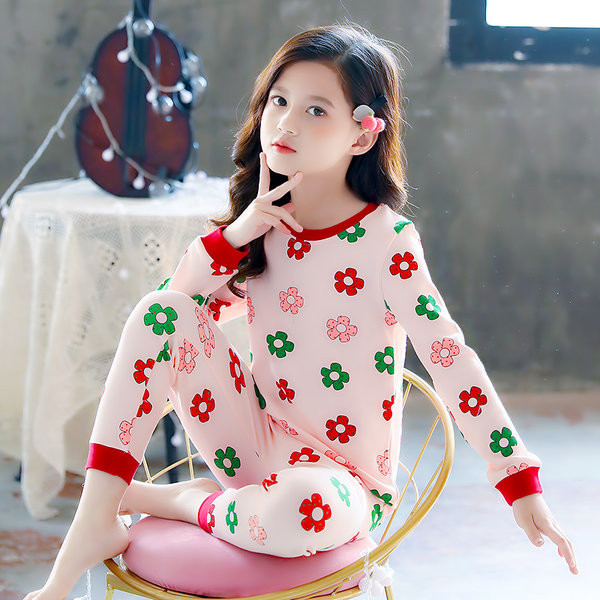 Nový model detského pyžama s kvetinovým vzorom pre dievčatá