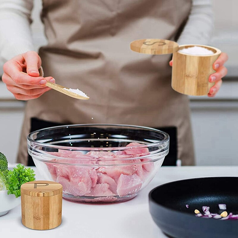 Bambusová soľnička a korenička, korenie, otočné viečka - 2 krabičky s lyžičkami - s gravírovanými písmenami S a P