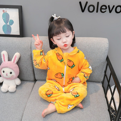 Plyšové pyžamo so zipsom v štýle romper