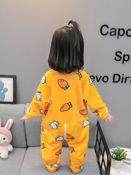 Plyšové pyžamo so zipsom v štýle romper