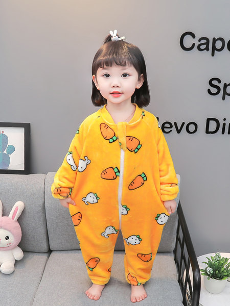 Plyšové pyžamo so zipsom v štýle romper