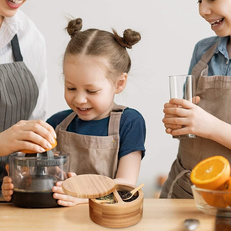 Priehradková bambusová soľnička a korenie s magnetickými otočnými viečkami a 2 kusmi mini bambusových lyžičiek pre kuchynské náradie
