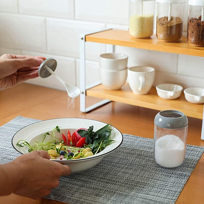 Koreničky, nádoba na korenie soľ/cukor, priehľadná okrúhla kuchynská korenička s viečkom a lyžičkou (2 sivé, 2 biele)