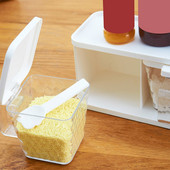 3 mriežky s rukoväťou, korenie, priehľadná kuchynská pracovná plocha, varenie, bylinky, nádoba na korenie, lyžica, korenie, úložný priestor na korenie