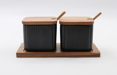 Drevený kryt, severská kuchynská soľnička, pruhovaná keramická nádržka na korenie, sada fliaš na olej, ľahká matná koreniaca krabička