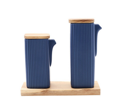 Drevený kryt, severská kuchynská soľnička, pruhovaná keramická nádržka na korenie, sada fliaš na olej, ľahká matná koreniaca krabička