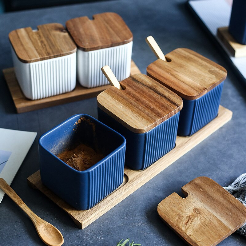 Drevený kryt, severská kuchynská soľnička, pruhovaná keramická nádržka na korenie, sada fliaš na olej, ľahká matná koreniaca krabička