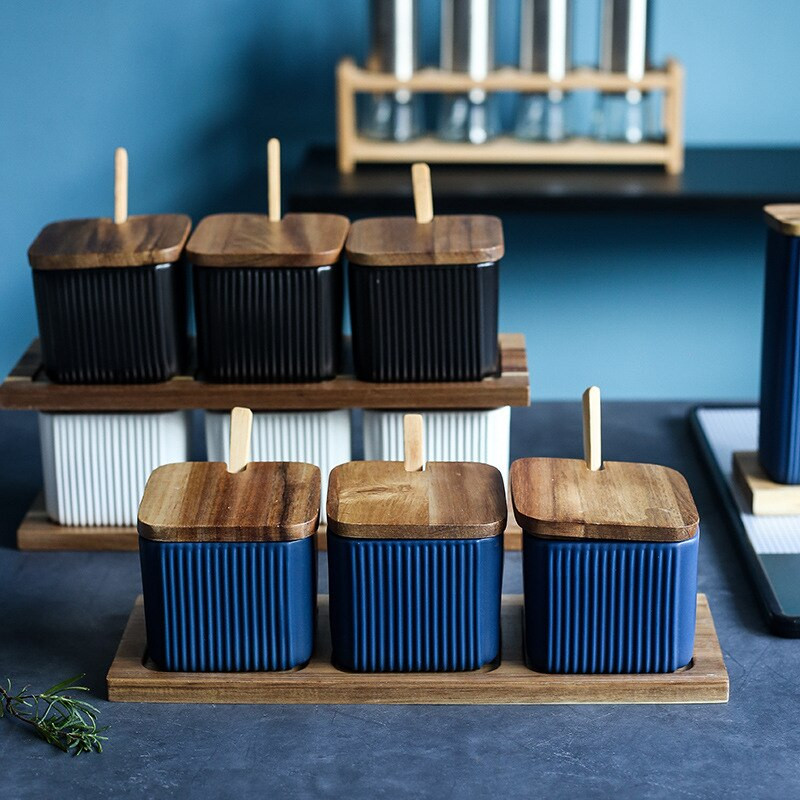 Drevený kryt, severská kuchynská soľnička, pruhovaná keramická nádržka na korenie, sada fliaš na olej, ľahká matná koreniaca krabička