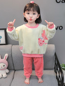 Dvojdielne plyšové pyžamo s aplikáciou pre dievčatá