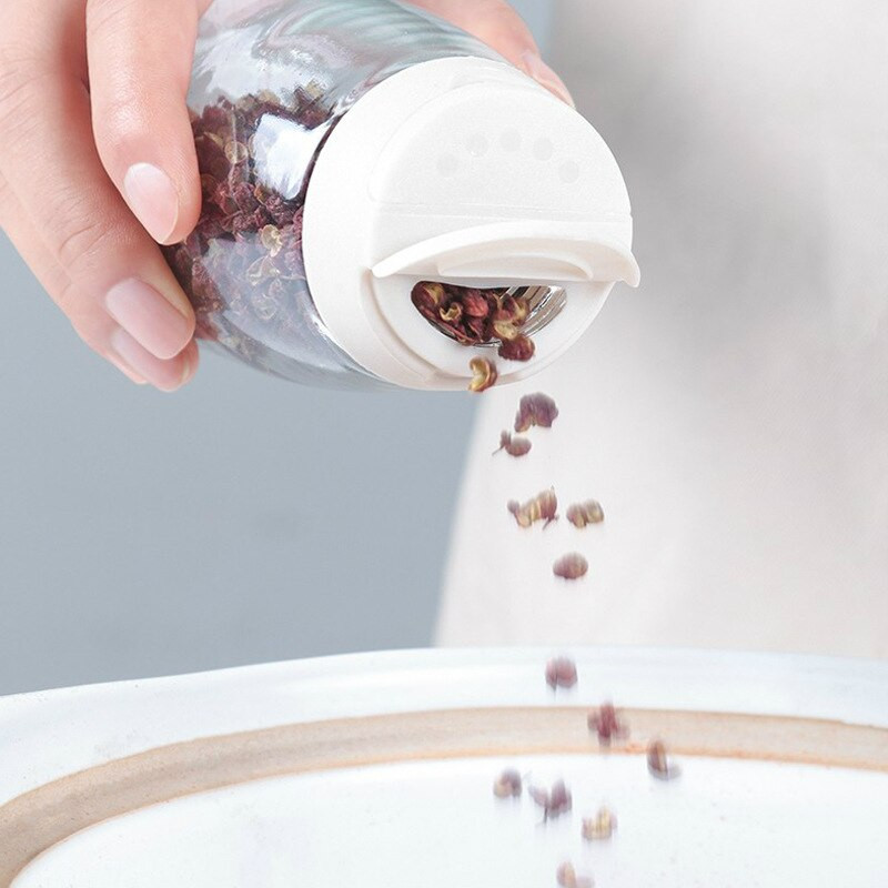 4 ks sklenených fľaštičiek na korenie s viečkom, dvojkrídlová nádoba na korenie, štvorbalenie kuchynskej koreničky a soľničky s nálepkami