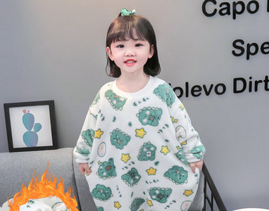 Overal s dlhým rukávom a aplikáciou pre dievčatká