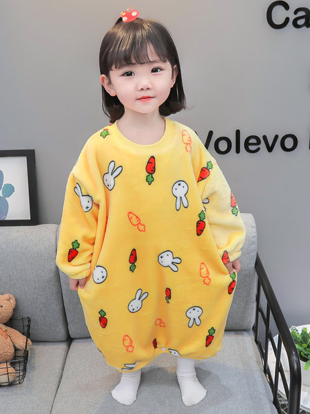 Overal s dlhým rukávom a aplikáciou pre dievčatká