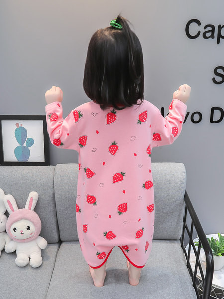 Detský pyžamový overal s farebnou potlačou pre dievčatá