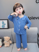 Dvojdielna pyžamová súprava s jednofarebným vzorom, dlhými rukávmi a zapínaním na gombíky