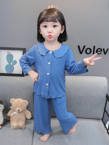 Dvojdielna pyžamová súprava s jednofarebným vzorom, dlhými rukávmi a zapínaním na gombíky