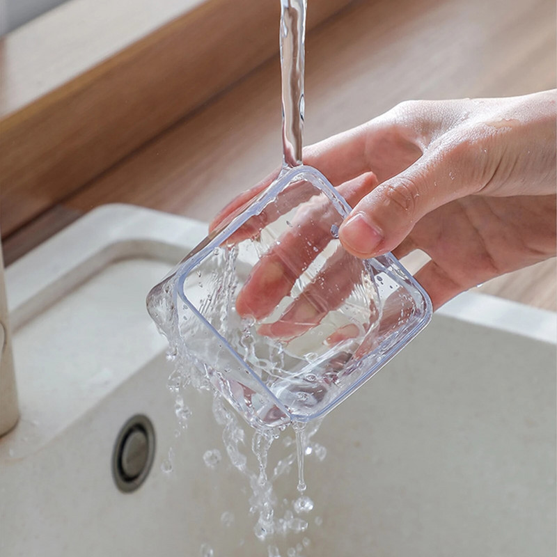 Kuchynský stojan na koreniny, korenie a soľ, sada dóz s korením a organizér na korenie s lyžičkami.