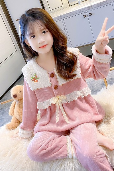 Nový model elegantného pyžama s výšivkou