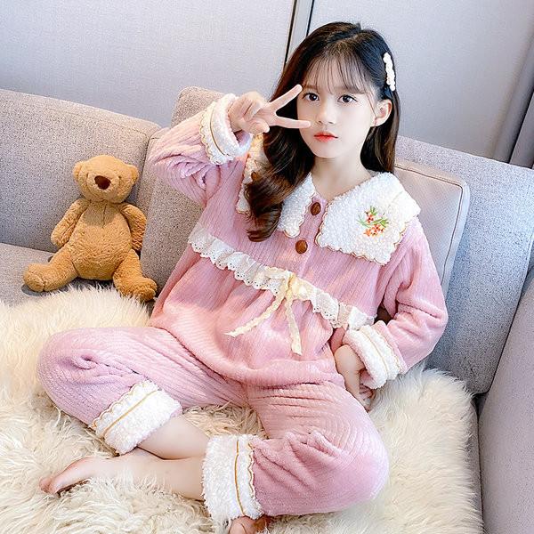 Nový model elegantného pyžama s výšivkou