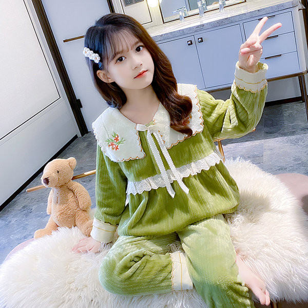 Nový model elegantného pyžama s výšivkou