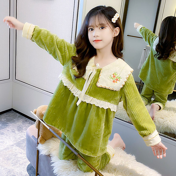 Nový model elegantného pyžama s výšivkou